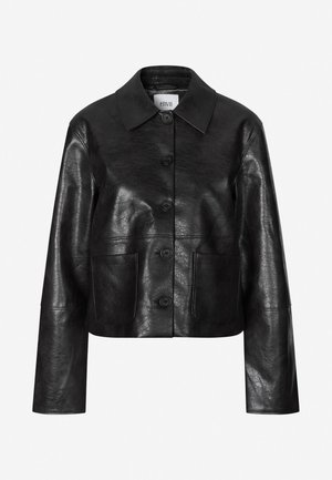 Zwarte jas van nep leer met puntige kraag, knopen aan de voorkant, lange mouwen en twee grote zakken aan de voorkant, weergegeven tegen een witte achtergrond.