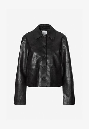 Zwarte jas van nep leer met puntige kraag, knopen aan de voorkant, lange mouwen en twee grote zakken aan de voorkant, weergegeven tegen een witte achtergrond.