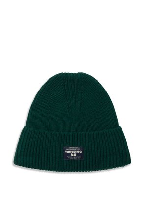 Gorro de punto acanalado de color verde oscuro con puño doblado y una etiqueta rectangular negra que dice "THINKING MU" en el centro delantero.