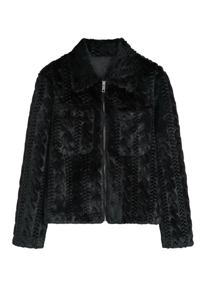 Veste en fausse fourrure noire avec fermeture éclair sur le devant, col et deux grandes poches poitrine avec un motif texturé.