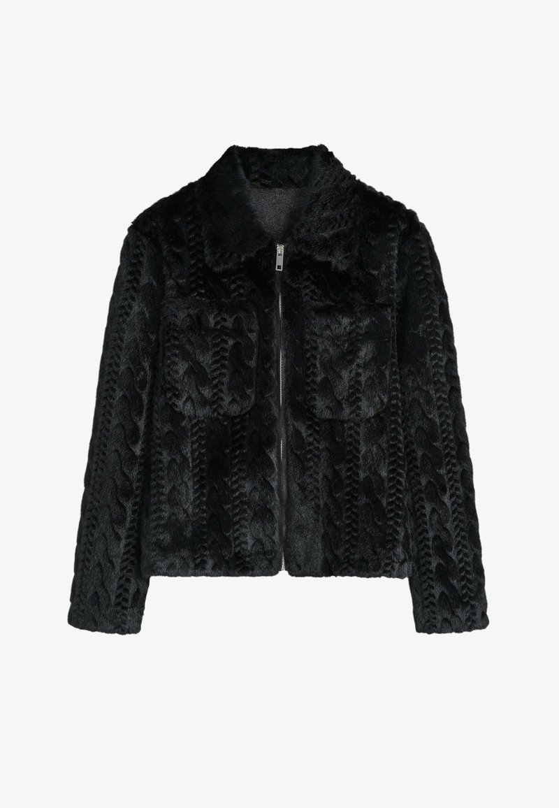 Veste en fausse fourrure noire avec fermeture éclair sur le devant, col et deux grandes poches poitrine avec un motif texturé.