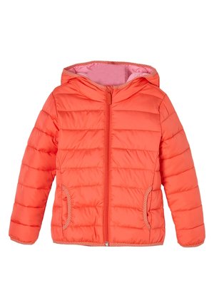 Koralowa pikowana kurtka dziecięca z kapturem, pełnym suwakiem z przodu, bocznymi kieszeniami oraz różowym wykończeniem w kropki na krawędziach i mankietach.