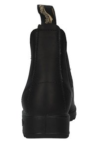 Stivaletto in pelle nera con superficie texturizzata, pannelli laterali elastici e linguetta sul retro. Suola in gomma piatta con dettagli minimi.