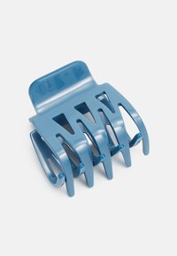 Clips de cabelo de plástico azul com um topo curvado e cinco dentes alongados para uma aderência segura, apresentando um acabamento brilhante e uma textura suave.