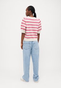 Vero Moda Petite VMDOFFY 2/4 O NECK - Paprasti marškinėliai - birch/cabaret
