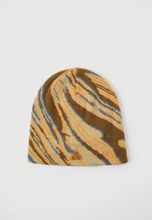 Gorro de malha com listras onduladas em bege, castanho, laranja e azul, e um pequeno logotipo triangular no centro da frente, sobre um fundo branco.
