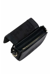Borsa in pelle nera con un interno a motivo damascato. Presenta un compartimento con zip e hardware in tonalità oro. Forma rettangolare compatta.