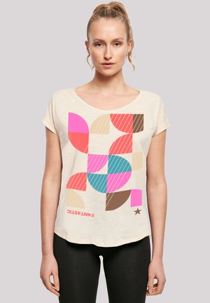 Cremfarbendes Baumwoll-T-Shirt mit einem geometrischen Print in Pink, Blau, Braun und Beige. Kurze Ärmel und ein lockerer Ausschnitt. Der Text "FANTASTISCH" ist enthalten.