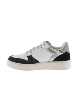 Sneaker con parte superiore in pelle bianca, dettagli in suede grigio e in satin, punta rotonda, design con lacci e suola in gomma texturizzata.