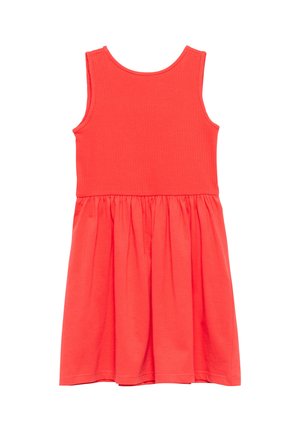 Ärmelloses korallenrotes Kleid mit tailliertem, geripptem Oberteil und gerafftem Rock, flach auf weißem Hintergrund dargestellt.
