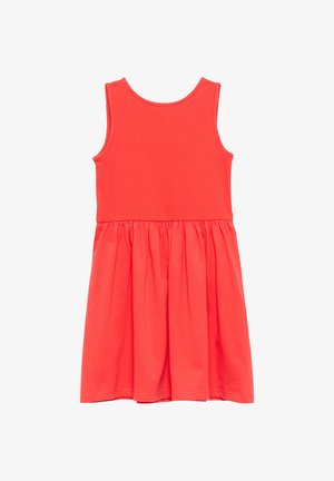 Ärmelloses korallenrotes Kleid mit tailliertem, geripptem Oberteil und gerafftem Rock, flach auf weißem Hintergrund dargestellt.