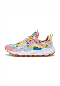 Sneaker colorato che presenta un mix di materiali in suede e mesh, con un design multicolore, suola bianca spessa e dettagli testurizzati.