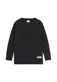 Suéter de punto gris oscuro con textura de canalé, cuello redondo y mangas largas. Presenta una pequeña etiqueta de marca en el lateral inferior.