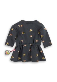 Robe grise avec manches longues, motifs floraux en rose et jaune, taille élastique et étiquette décorative attachée au design cartoon.