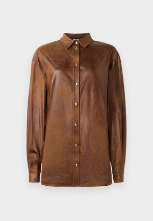 Chemise en simili cuir marron avec un boutonnière à l'avant, un col et des manches longues. Présente une texture subtile et des boutons dorés.