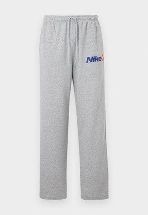 Nike Sportswear, CLUB PLAY PANT - Долнище на анцуг - dark grey heather/light smoke grey/white