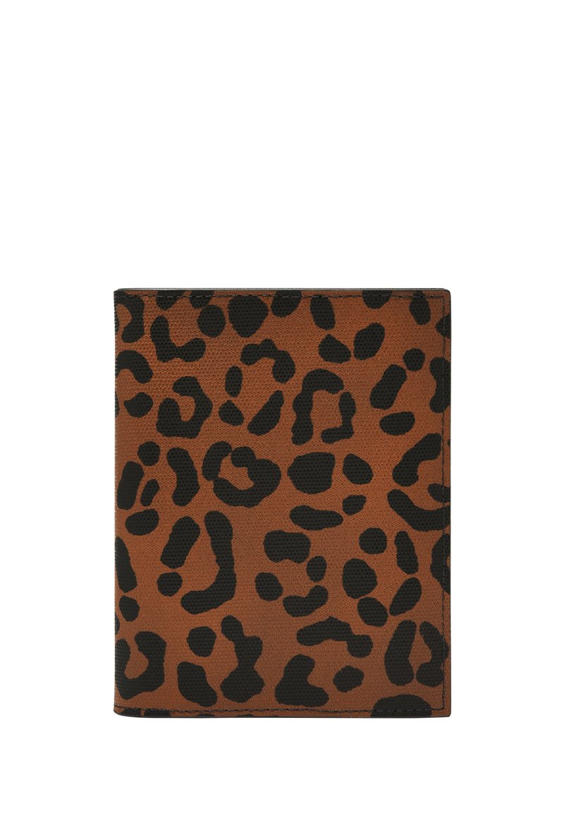 Portafoglio con stampa leopardata realizzato in pelle marrone testurizzata, caratterizzato da macchie nere, forma rettangolare e finitura pulita senza hardware visibile.