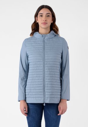 Giacca leggera blu chiaro, con cappuccio e chiusura a zip frontale, texture trapuntata e maniche lunghe. Presenta una finitura liscia e polsini elasticizzati.
