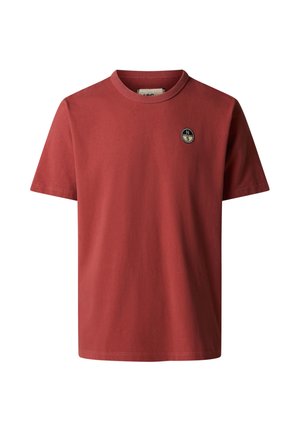 T-shirt di cotone color ruggine a maniche corte con scollo rotondo e un piccolo logo circolare di bussola sul petto a sinistra.