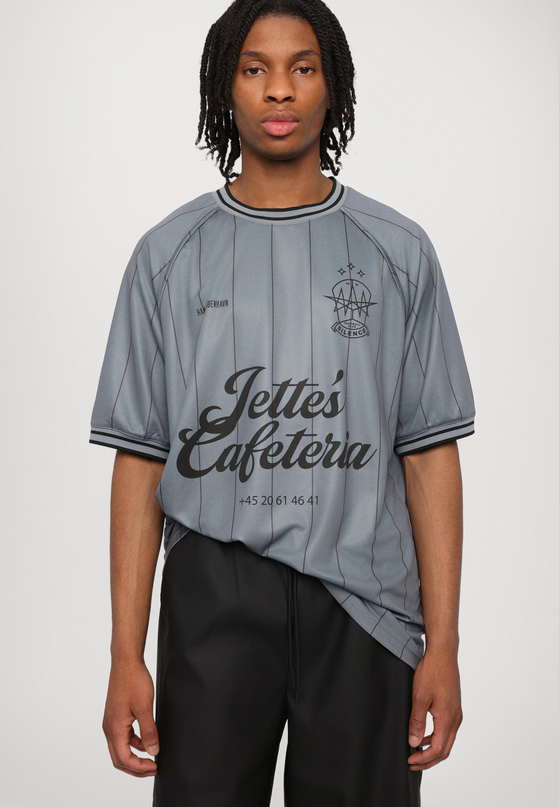 【関税込み】Han Kjobenhavn グレー ロゴ 半袖 サッカーシャツ Logo Football SS Tee - Mist Grey – Han Kjøbenhavn