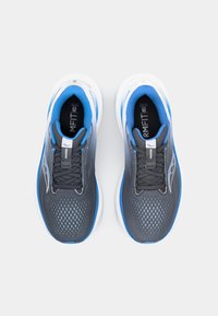 Chaussures de course avec une combinaison de couleurs grise et bleue, surface en mesh pour la respirabilité, col rembourré et semelle intermédiaire blanche pour l'amorti.