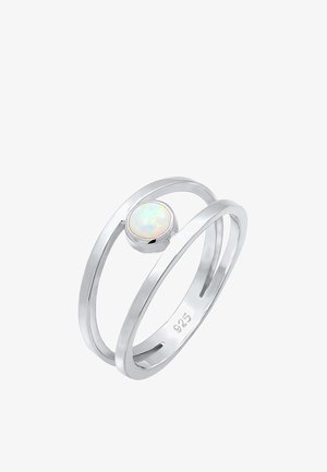 Anillo de plata con doble banda y un centro de ópalo. Material marcado como plata esterlina 925. Textura suave y diseño minimalista.