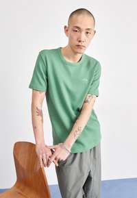 adidas Originals ESS W TEE - Basic T-shirt - preloved green