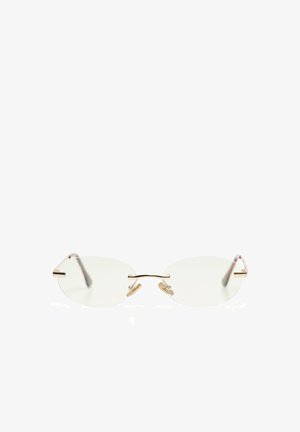 Reunattomat ovaalinmuotoiset silmälasit, joissa on kullanvärinen silta ja nenätyynyt, ohuet kullanväriset sarvet ja läpinäkyvät linssit valkoisella taustalla.