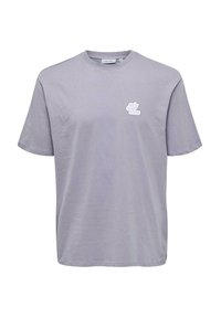 Camiseta de color gris claro hecha de algodón, con mangas cortas y cuello redondo. Incluye un pequeño logo en la esquina superior izquierda.