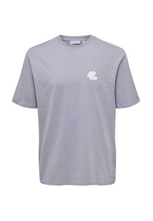 Camiseta de color gris claro hecha de algodón, con mangas cortas y cuello redondo. Incluye un pequeño logo en la esquina superior izquierda.