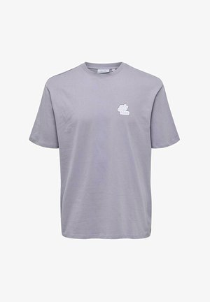 Camiseta de color gris claro hecha de algodón, con mangas cortas y cuello redondo. Incluye un pequeño logo en la esquina superior izquierda.