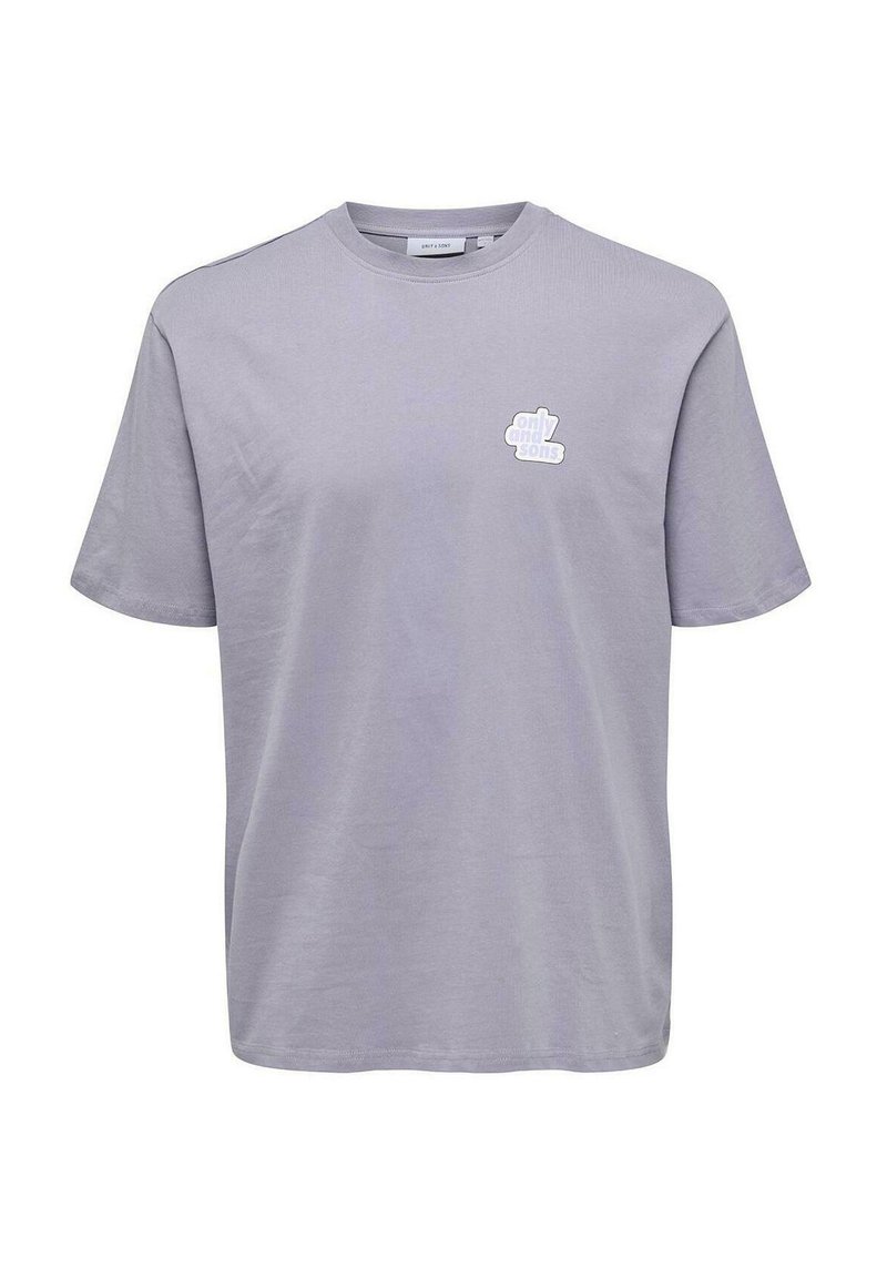 Camiseta de color gris claro hecha de algodón, con mangas cortas y cuello redondo. Incluye un pequeño logo en la esquina superior izquierda.