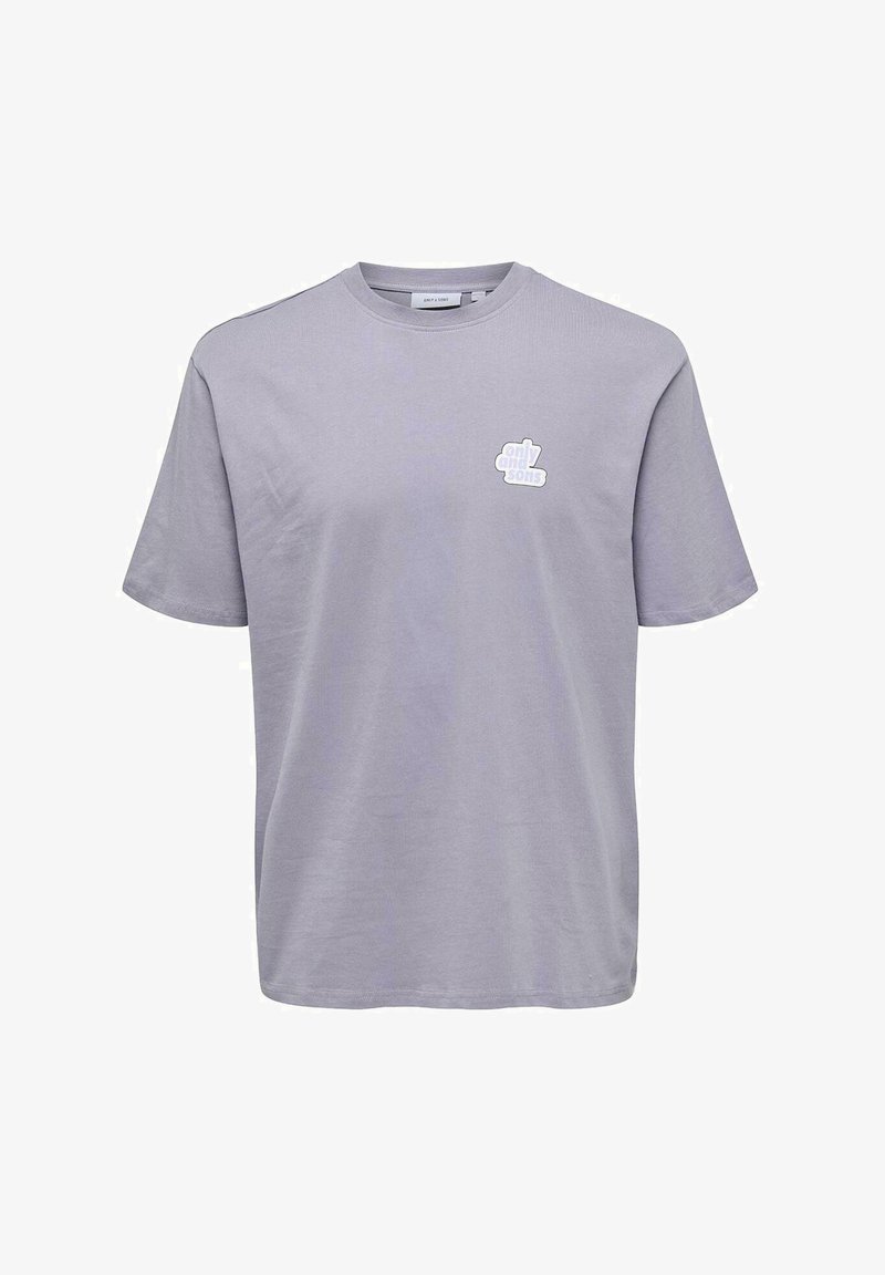 Camiseta de color gris claro hecha de algodón, con mangas cortas y cuello redondo. Incluye un pequeño logo en la esquina superior izquierda.