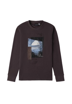 Camicia in cotone marrone scuro a maniche lunghe, caratterizzata da una stampa grafica a strati nei toni del blu, nero e marrone con dettagli testuali e scollatura rotonda.