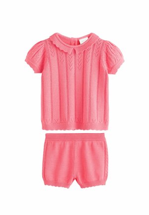 Strick-Zweiteiler in lebhaftem Pink. Das kurzärmelige Oberteil hat strukturierte vertikale Streifen und einen gewellten Kragen; die passenden Shorts haben einen gerippten Bund.