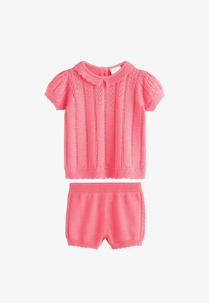 Strikket to-delt sæt i livlig pink. Toppen med korte ærmer har teksturerede lodrette striber og scallopped krave; de matchende shorts har ribbet talje.