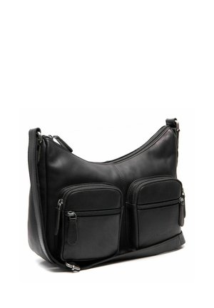 Schwarze Schultertasche aus Leder mit zwei Reißverschlusstaschen vorne und einem verstellbaren Riemen, schräg gestellt, um Seiten- und Vorderdetails zu zeigen.