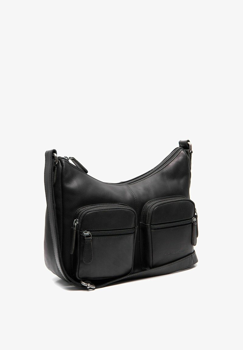 Bolso de hombro de cuero negro con dos bolsillos delanteros con cremallera y una correa ajustable, inclinado para mostrar detalles laterales y frontales.
