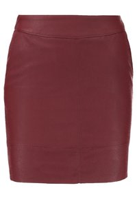 Burgunderfärgad lädermini kjol med en figurnära design, slät textur och subtila sömdetaljer längs sömmarna.