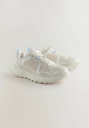 Scarpe sportive leggere bianche con rivestimenti in rete e sintetici, dotate di accenti blu, suola texturizzata e chiusura con lacci.