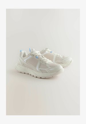 Lätta vita träningsskor med mesh och syntetiska överdrag, med blå accenter, texturerad sula och snörning.