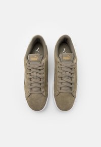 Puma SMASH V2 - Sapatilhas - vetiver/desert sage/team gold