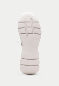 Sole di sneaker bianca con motivo di grip testurizzato, caratterizzata da un design in rilievo e branding. Finitura liscia con una struttura flessibile e imbottita.