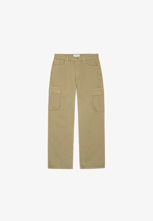 Pantaloni cargo khaki cu picioare largi, închidere cu nasture, bucle pentru centură și buzunare mari cu clapetă pe ambele coapse.