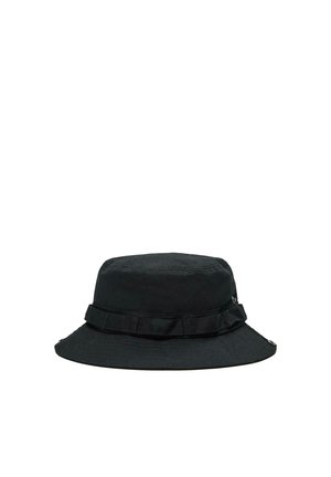 Czarny kapelusz typu bucket z krótkim, lekko opadającym rondem i przeszytym paskiem wokół korony.