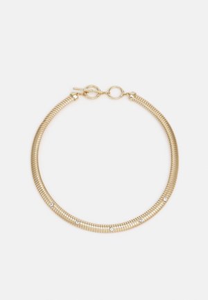 Collier ras-du-cou doré avec un design en spirale, cinq petits accents en cristal et une fermeture à bascule sur fond blanc.