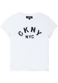 Bílá bavlněná tričko s krátkým rukávem, kulatým výstřihem a černým flitrovým logem s nápisem "DKNY NYC" v zakřiveném písmu.