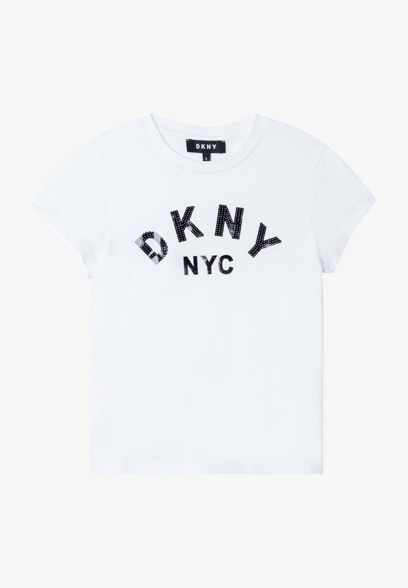 Camiseta blanca de algodón con mangas cortas, cuello redondo y un logo negro de lentejuelas que dice "DKNY NYC" en texto curvado.
