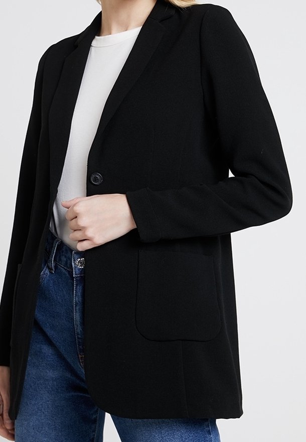 Blazer noir en tissu extensible, avec une fermeture à un bouton, des revers crantés et deux poches avant, avec une coupe ajustée.