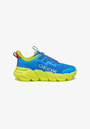 Chaussure de sport bleue et verte avec une tige en maille, une semelle en caoutchouc et des accents rouges contrastants. Présente un branding GEox bien visible sur le côté.